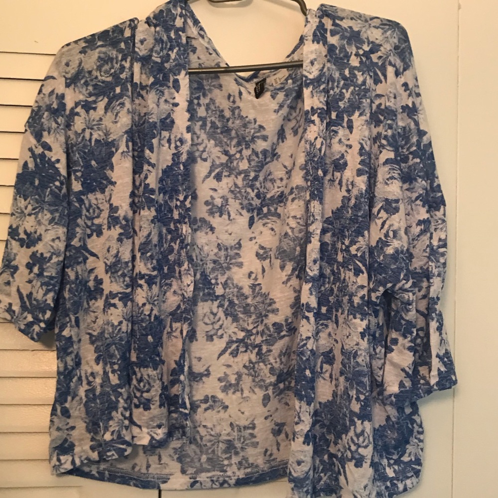 Blue and white flower print short sleeve shrug